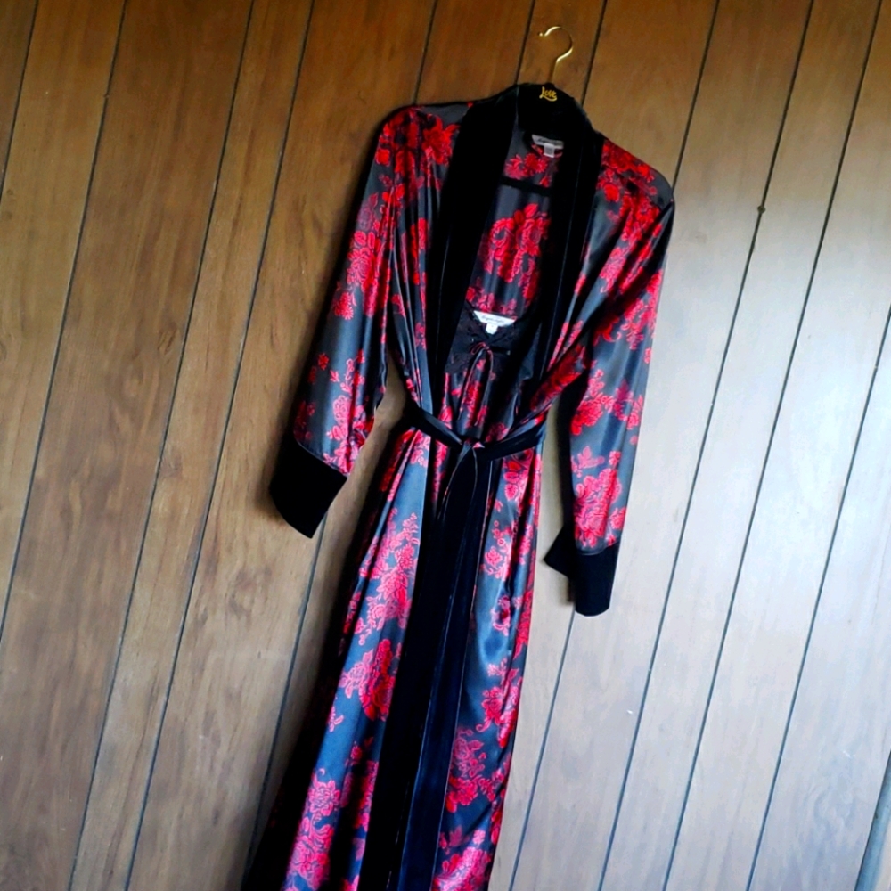 Intimate Set - Picture 2 of 5